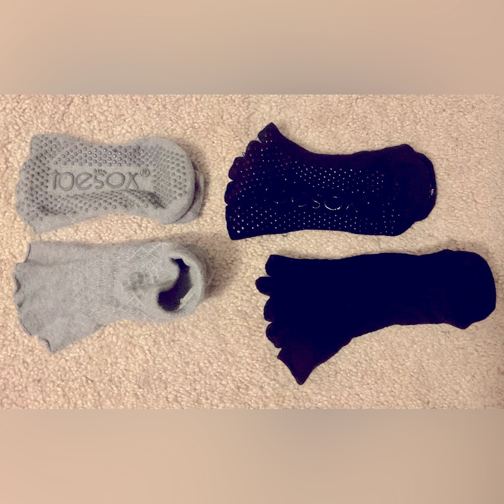2 pairs grippy toesox